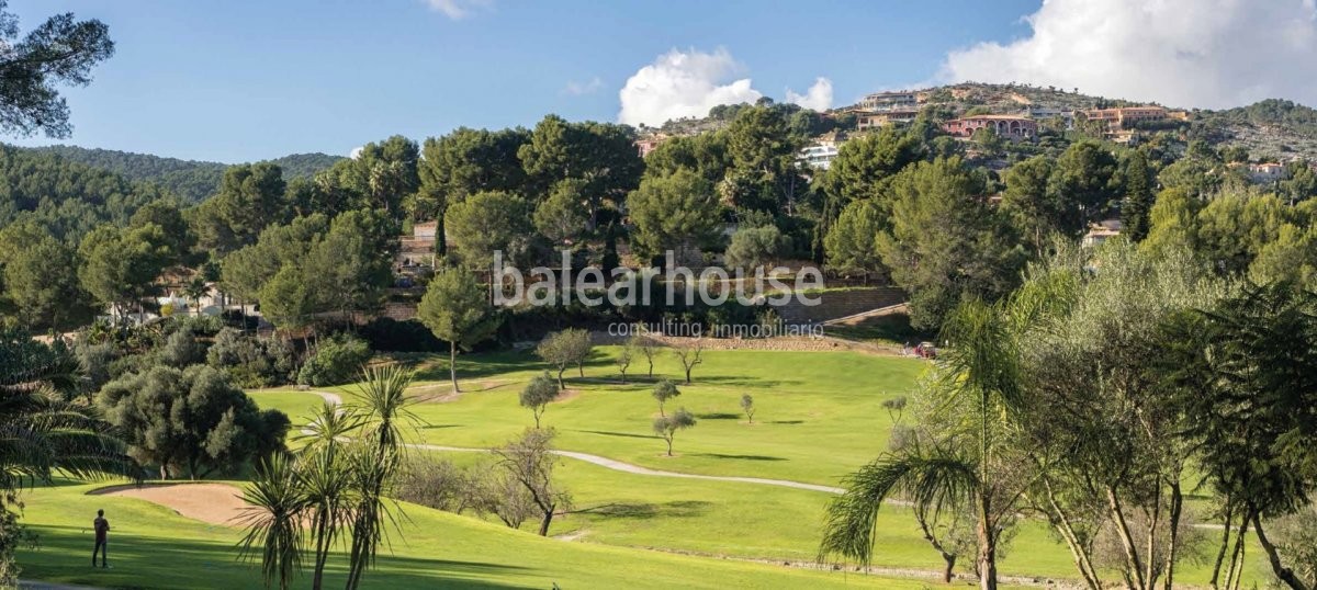 Viviendas de obra nueva junto al golf en Palma dentro de un cuidado complejo con piscina y jardines.