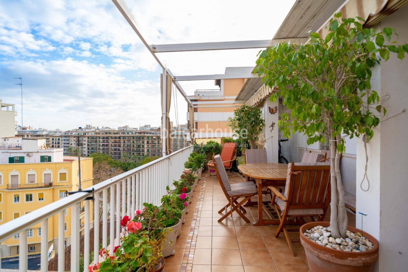 Luminoso y amplio ático en el centro de Palma con terraza y vistas despejadas a la ciudad.