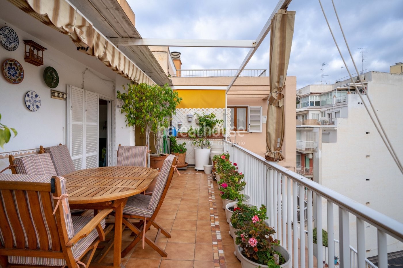 Luminoso y amplio ático en el centro de Palma con terraza y vistas despejadas a la ciudad.