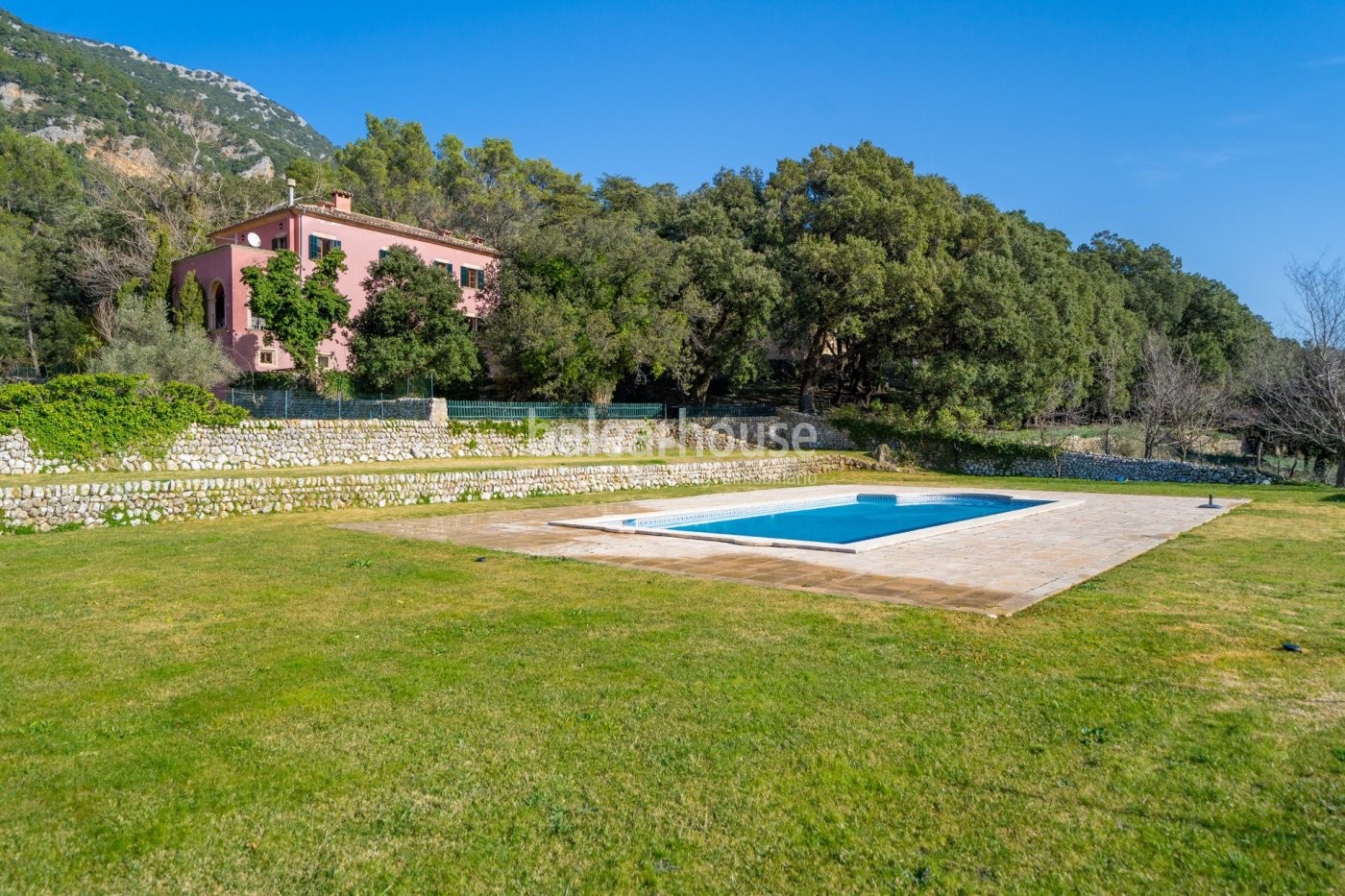 Gran finca en Orient salpicada de campos de olivos dentro del precioso paisaje de la Tramuntana.