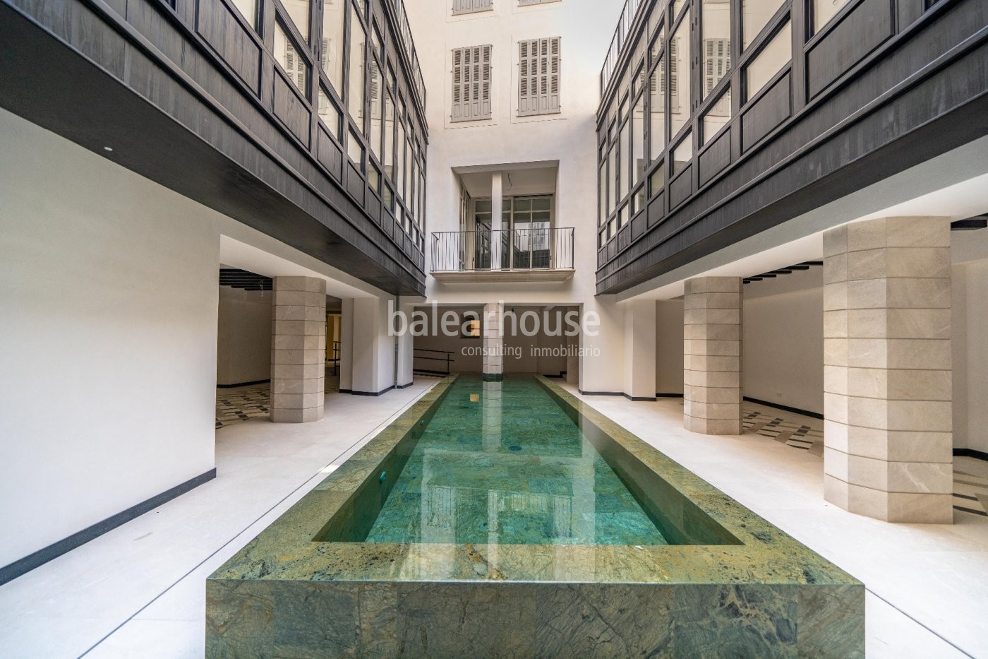 Excellent newly built penthouse with an elegant light-filled design in the historic centre of Palma.