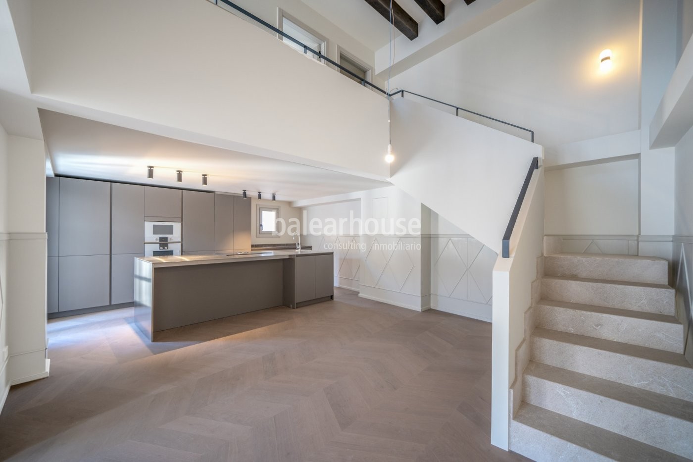 Hervorragendes neues Penthouse mit elegantem, lichtdurchflutetem Design im historischen Zentrum