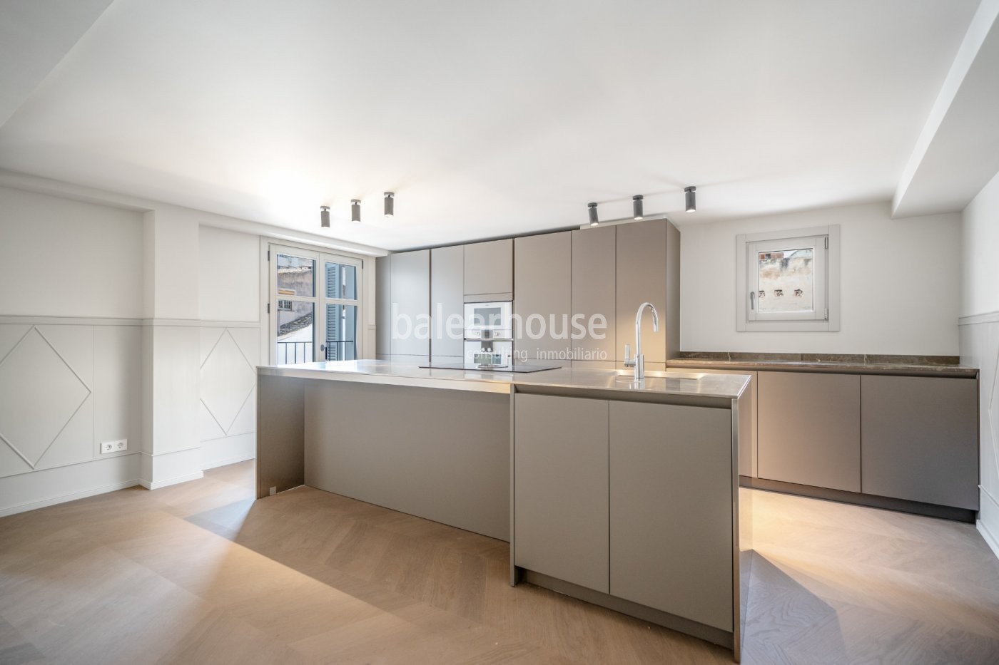 Hervorragendes neues Penthouse mit elegantem, lichtdurchflutetem Design im historischen Zentrum