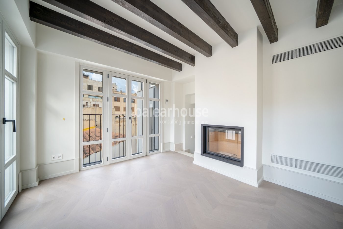 Hervorragendes neues Penthouse mit elegantem, lichtdurchflutetem Design im historischen Zentrum
