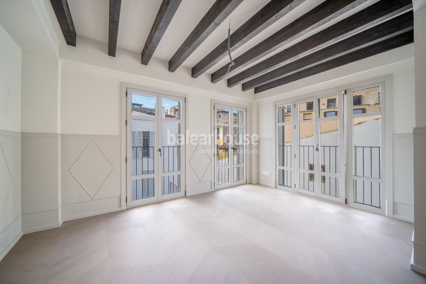 Hervorragendes neues Penthouse mit elegantem, lichtdurchflutetem Design im historischen Zentrum