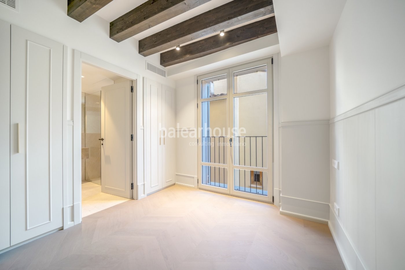 Hervorragendes neues Penthouse mit elegantem, lichtdurchflutetem Design im historischen Zentrum