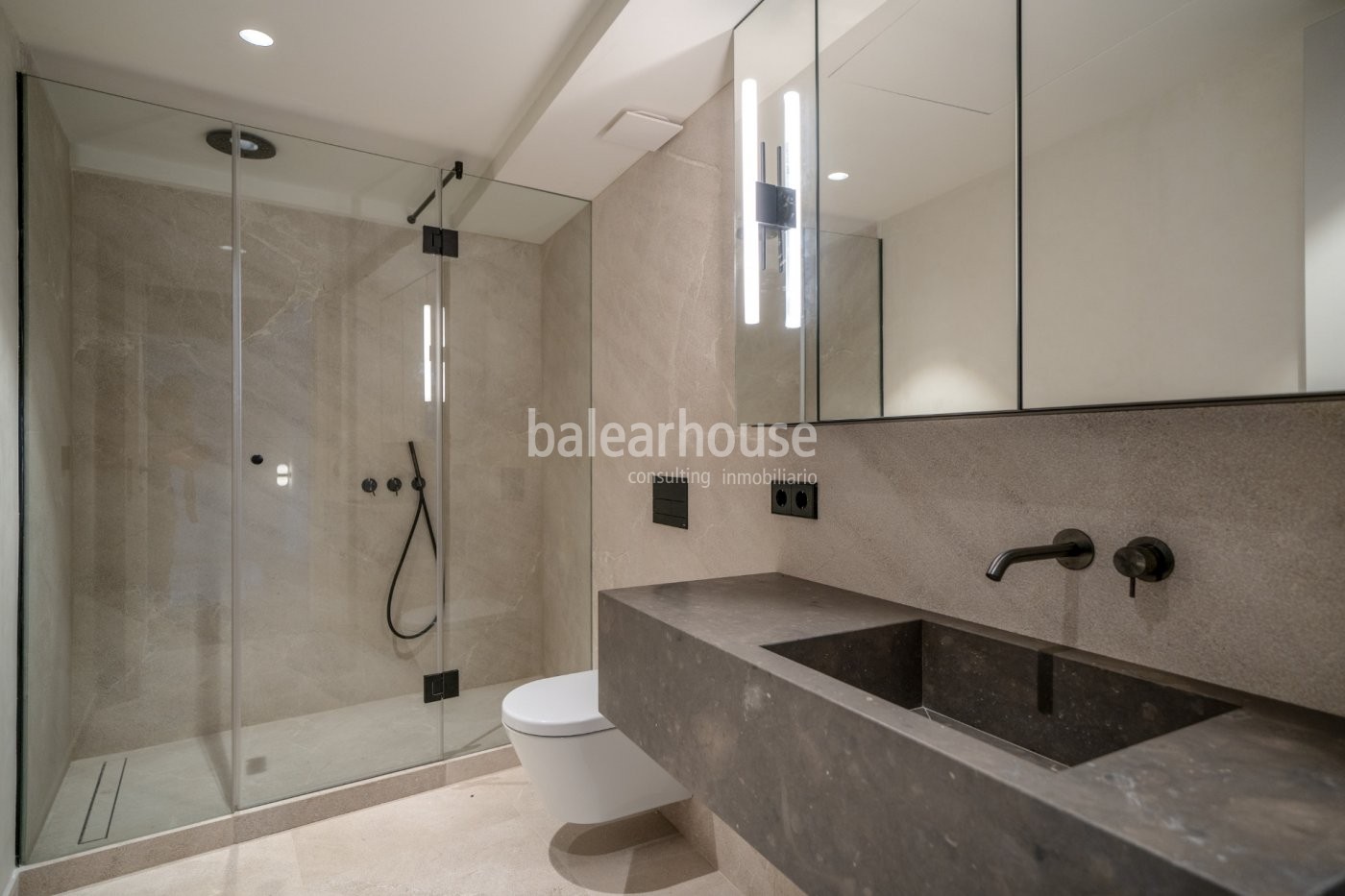 Hervorragendes neues Penthouse mit elegantem, lichtdurchflutetem Design im historischen Zentrum