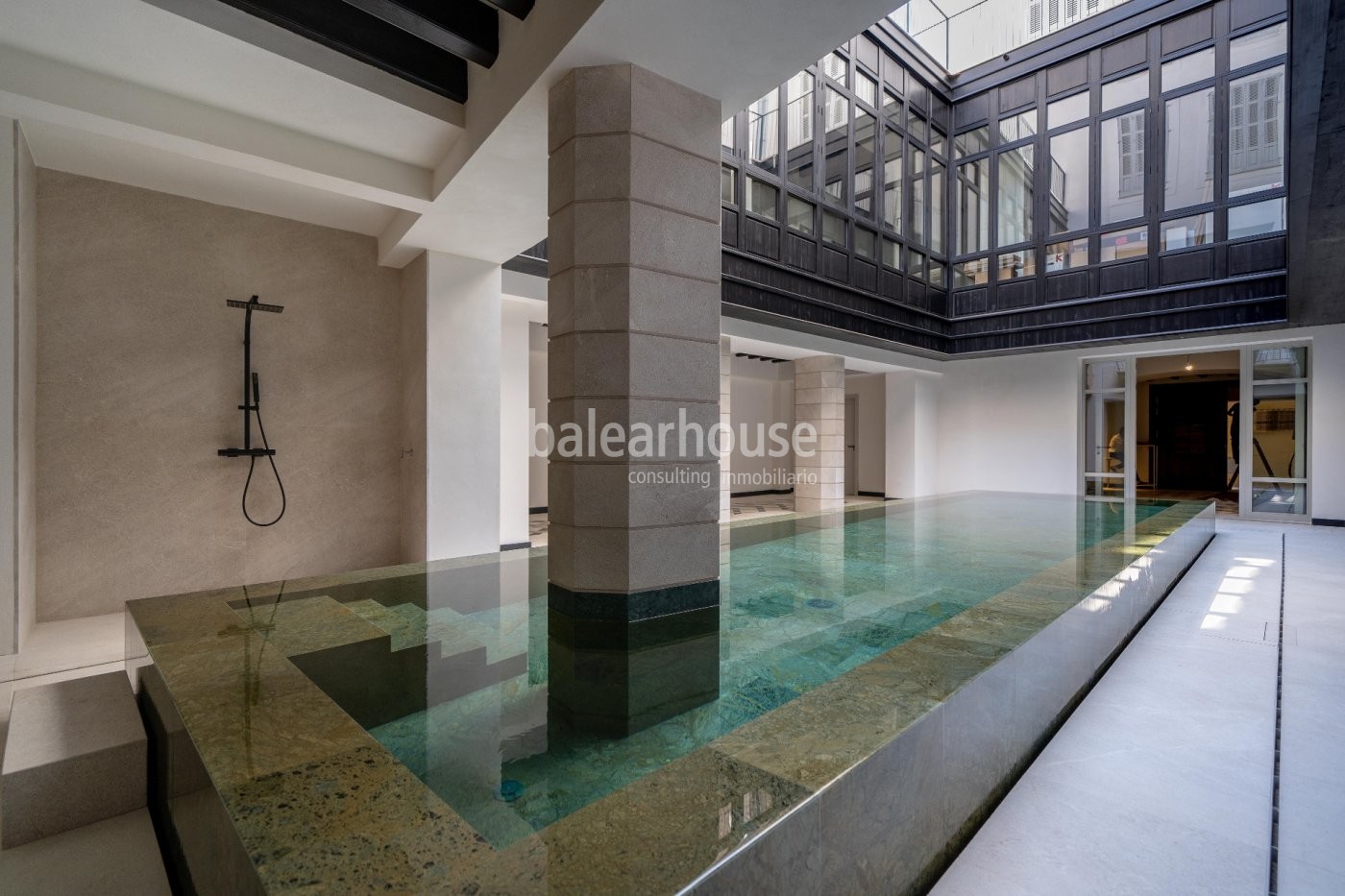 Spectacular penthouse with elegant design and community pool in the historic centre of Palma