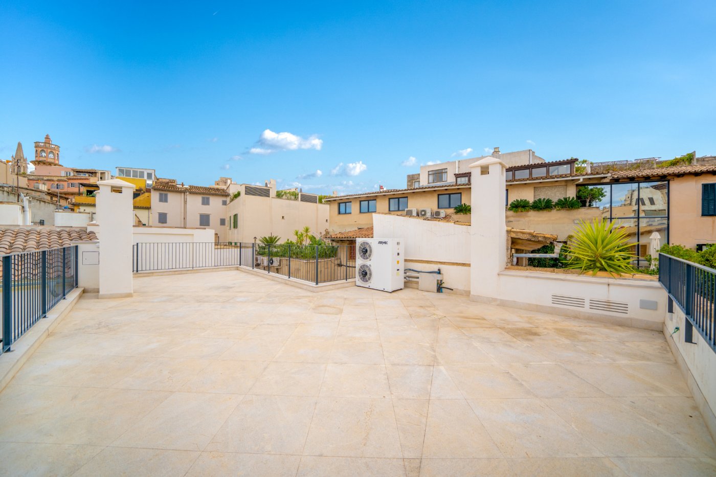 Spectacular penthouse with elegant design and community pool in the historic centre of Palma