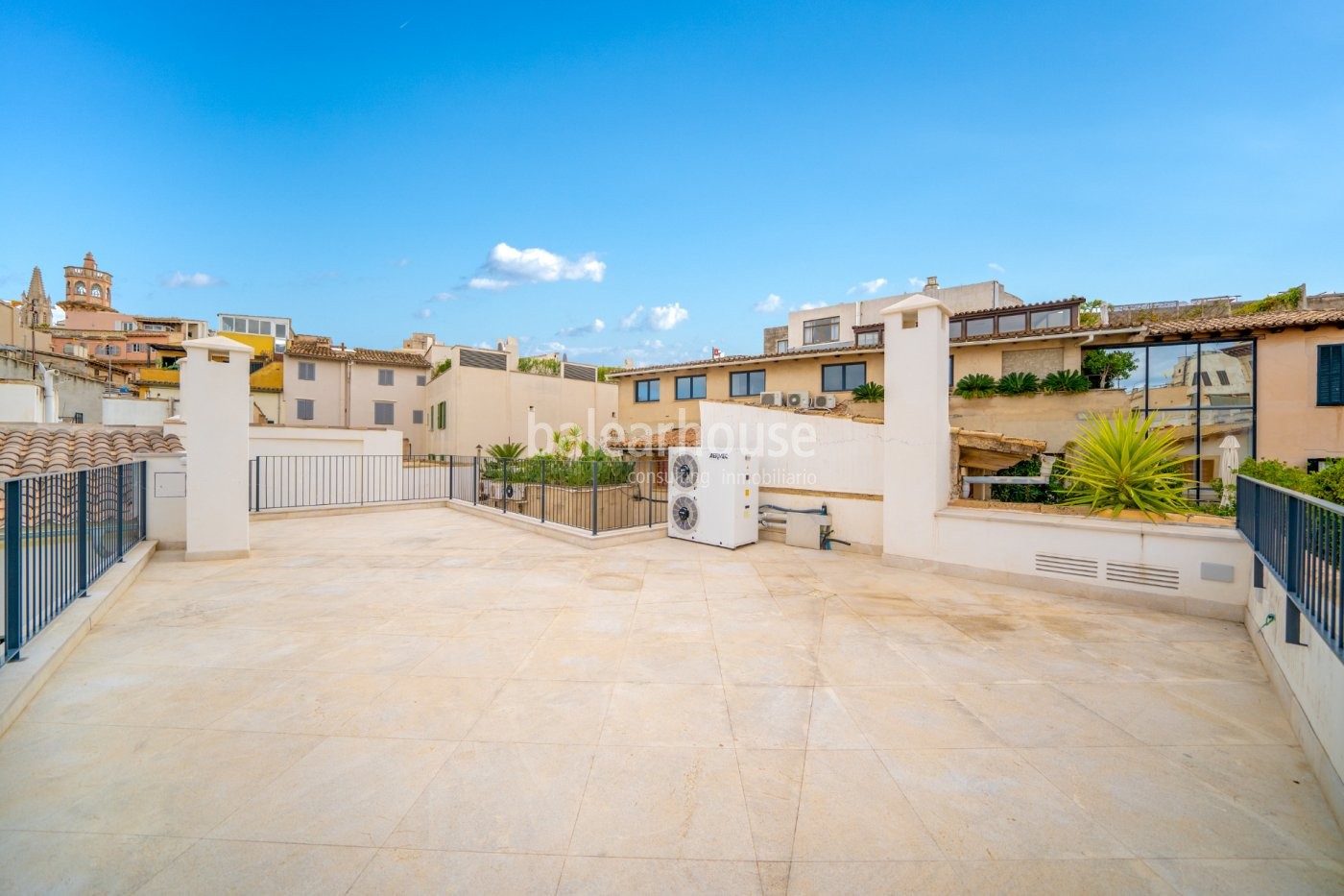 Spectacular penthouse with elegant design and community pool in the historic centre of Palma