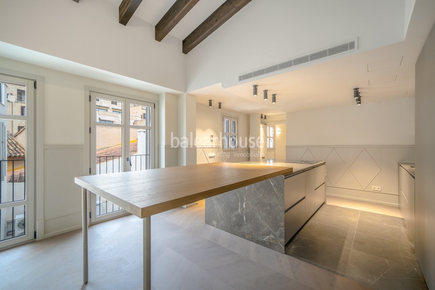 Spectacular penthouse with elegant design and community pool in the historic centre of Palma