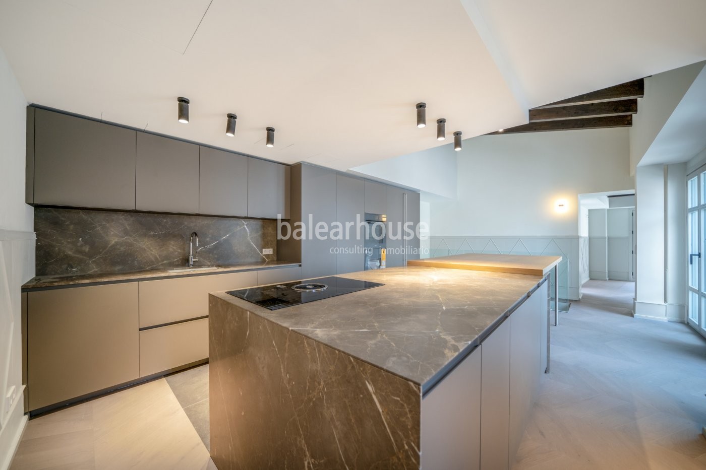 Spectacular penthouse with elegant design and community pool in the historic centre of Palma