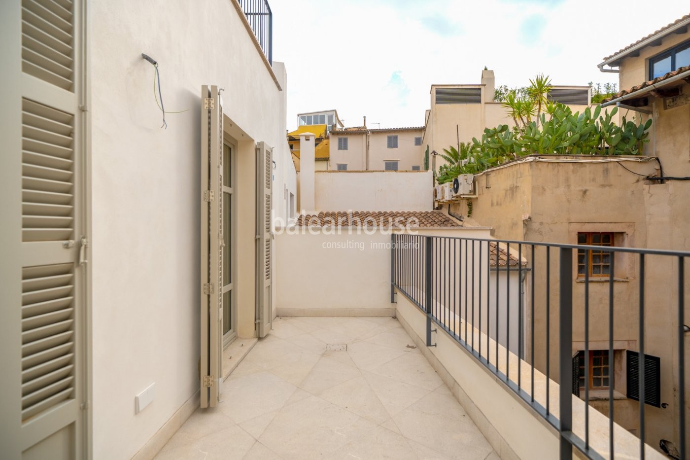 Espectacular ático de 3 dormitorios con piscina comunitaria en el casco histórico de Palma.