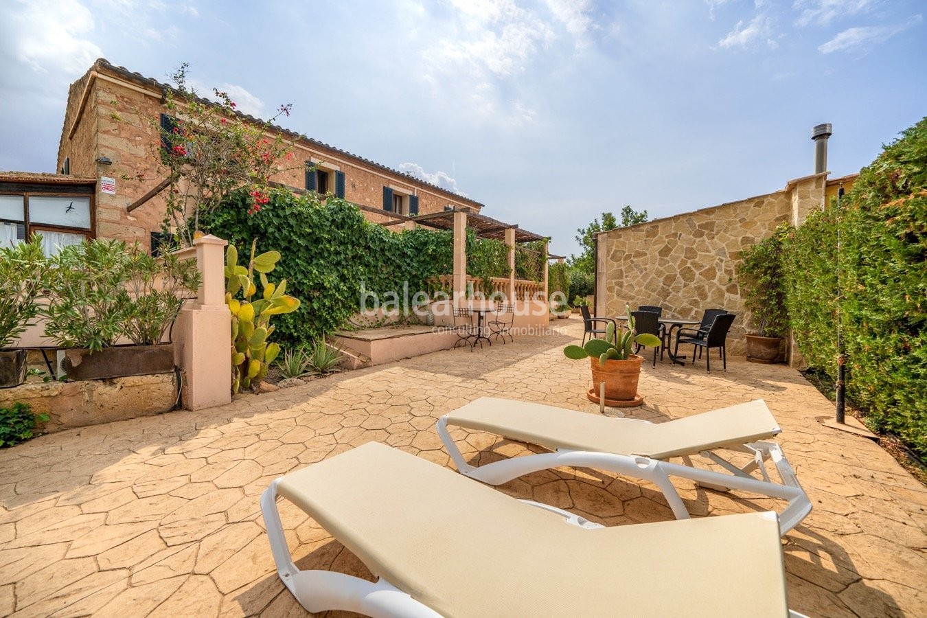 Bonita finca rústica rodeada de naturaleza y grandes terrazas con jardín y piscina en S’Aranjassa