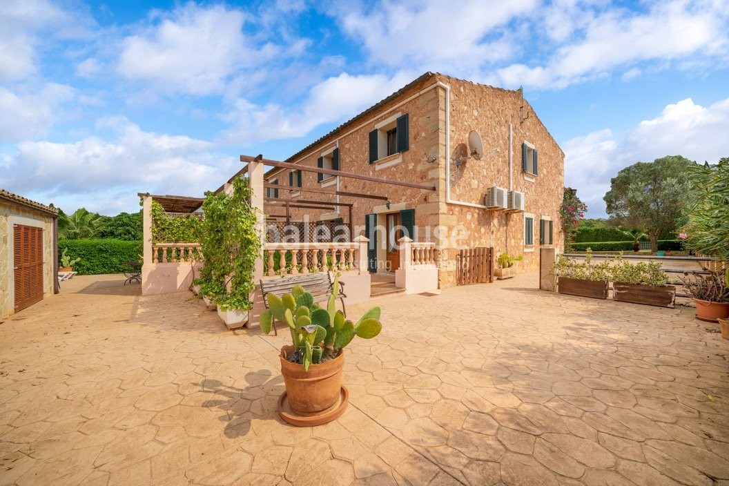 Bonita finca rústica rodeada de naturaleza y grandes terrazas con jardín y piscina en S’Aranjassa