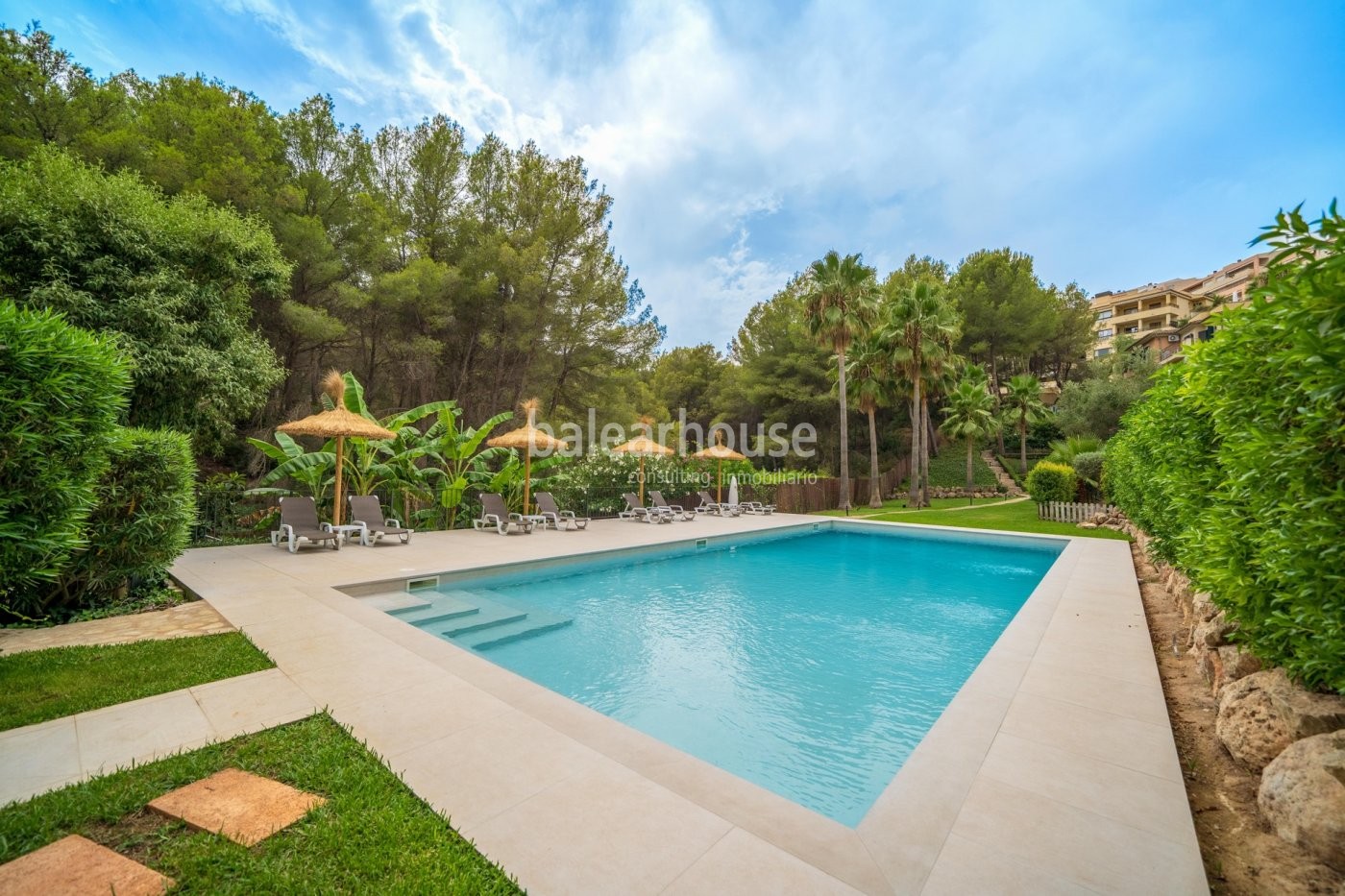 Gran ático lleno de luz y espacios despejados con piscina en el privilegiado entorno de Cas Catalá.