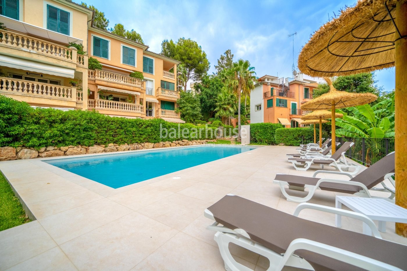 Gran ático lleno de luz y espacios despejados con piscina en el privilegiado entorno de Cas Catalá.