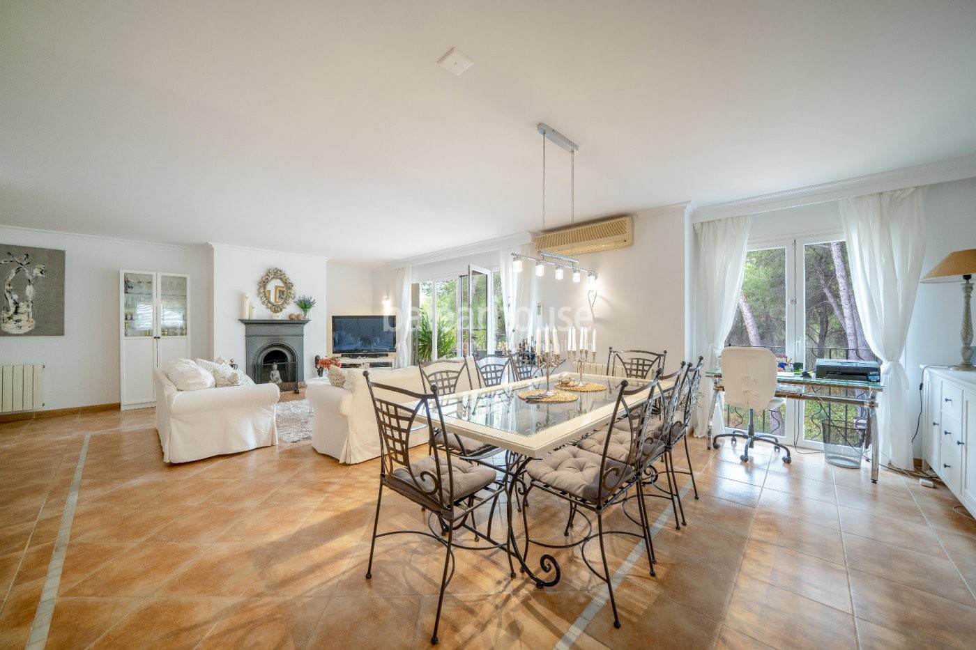 Gran ático lleno de luz y espacios despejados con piscina en el privilegiado entorno de Cas Catalá.