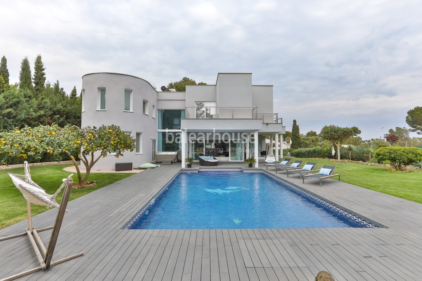 Large spaces bathed in light in this contemporary villa with garden and pool in Sol de Mallorca.