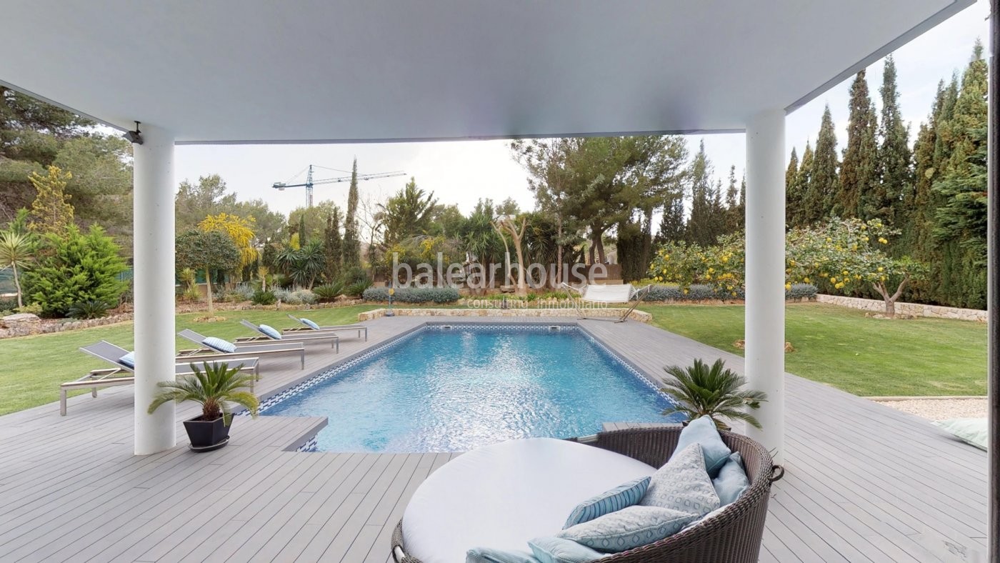 Large spaces bathed in light in this contemporary villa with garden and pool in Sol de Mallorca.
