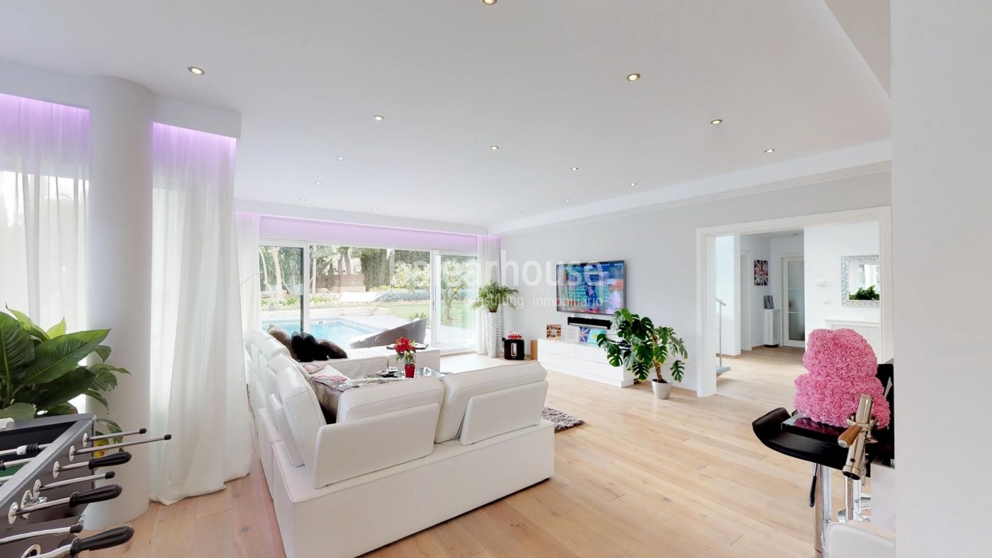 Large spaces bathed in light in this contemporary villa with garden and pool in Sol de Mallorca.