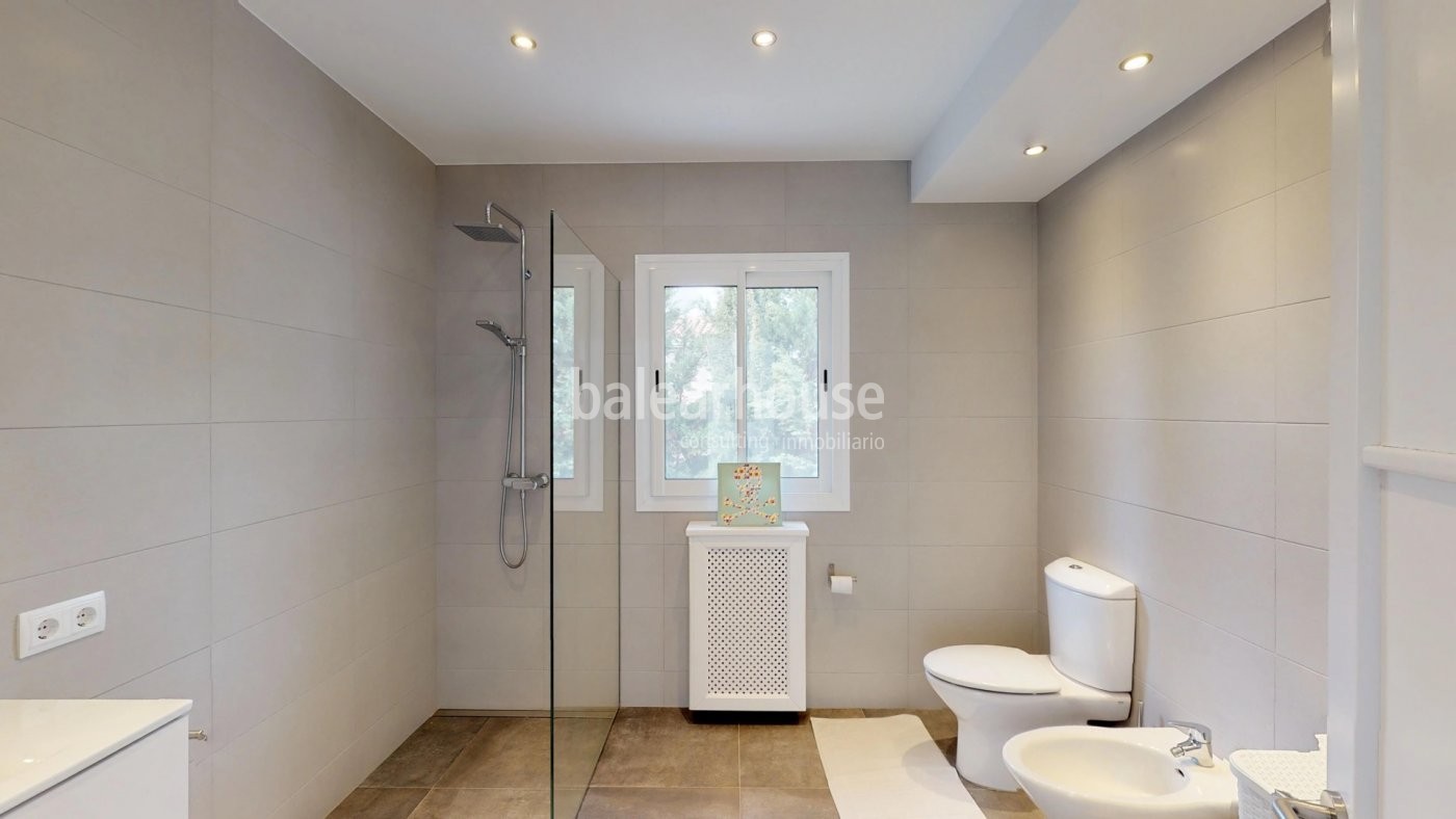 Grandes espacios bañados de luz en esta contemporánea villa con jardín y piscina en Sol de Mallorca