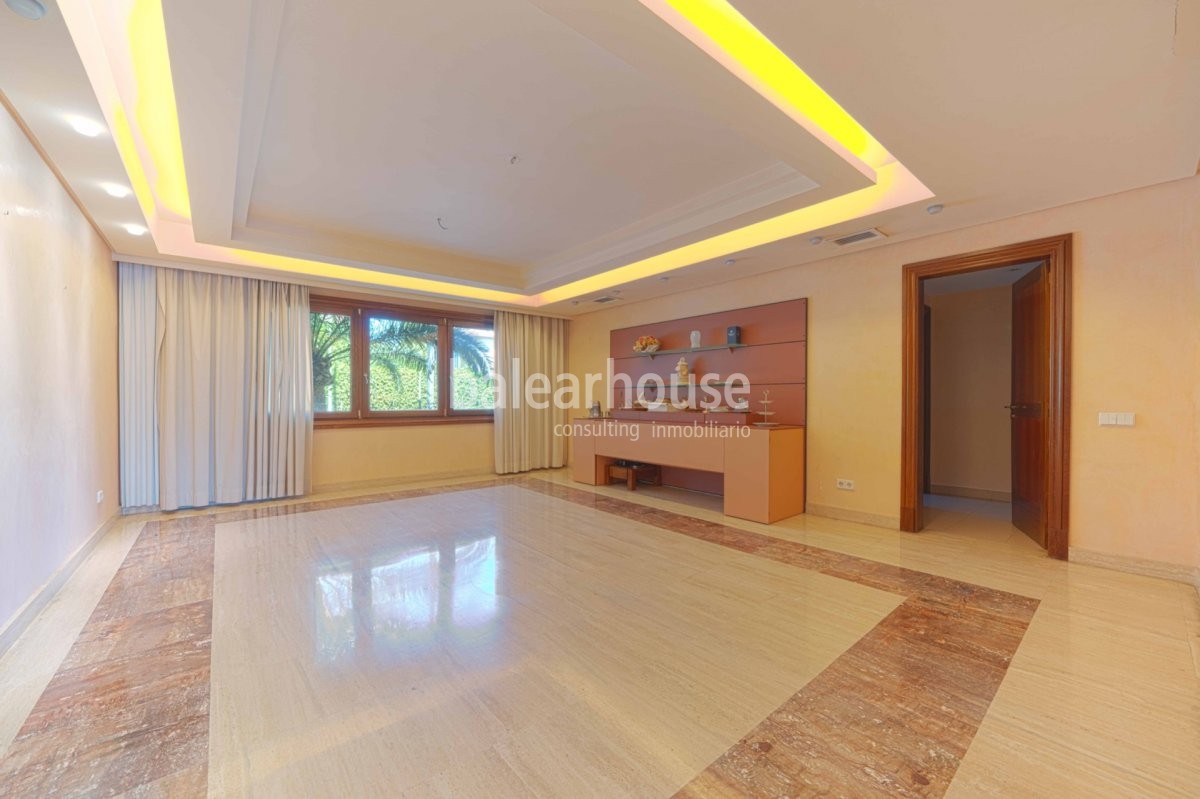 Exceptional stately home with extensive outdoor space within the city of Palma.