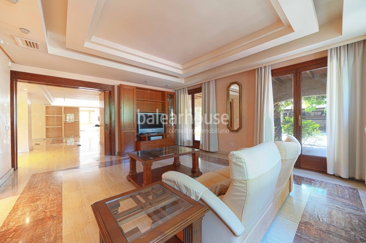 Exceptional stately home with extensive outdoor space within the city of Palma.