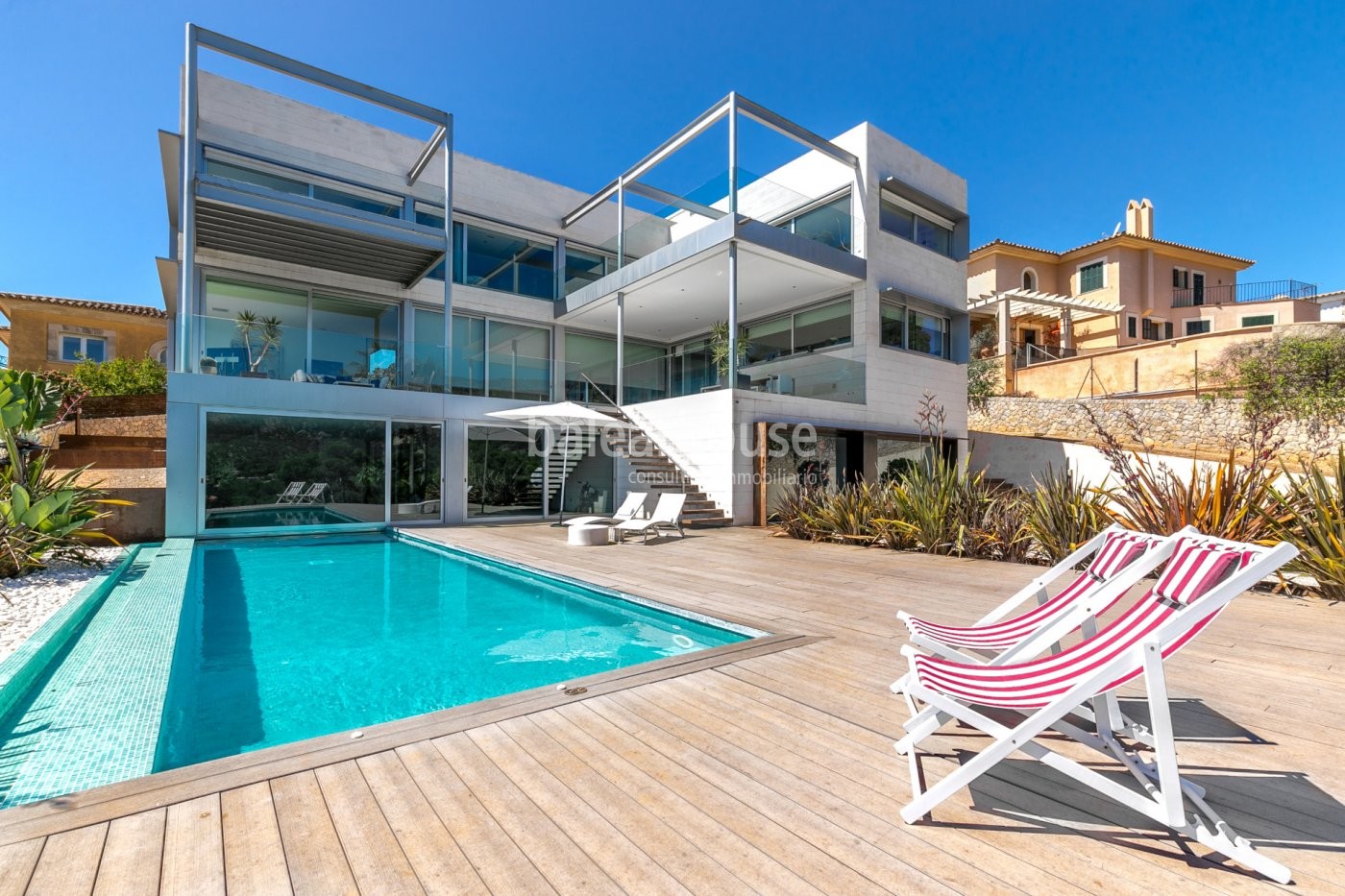 Villa moderna en ubicación fabulosa con vistas paradisiacas