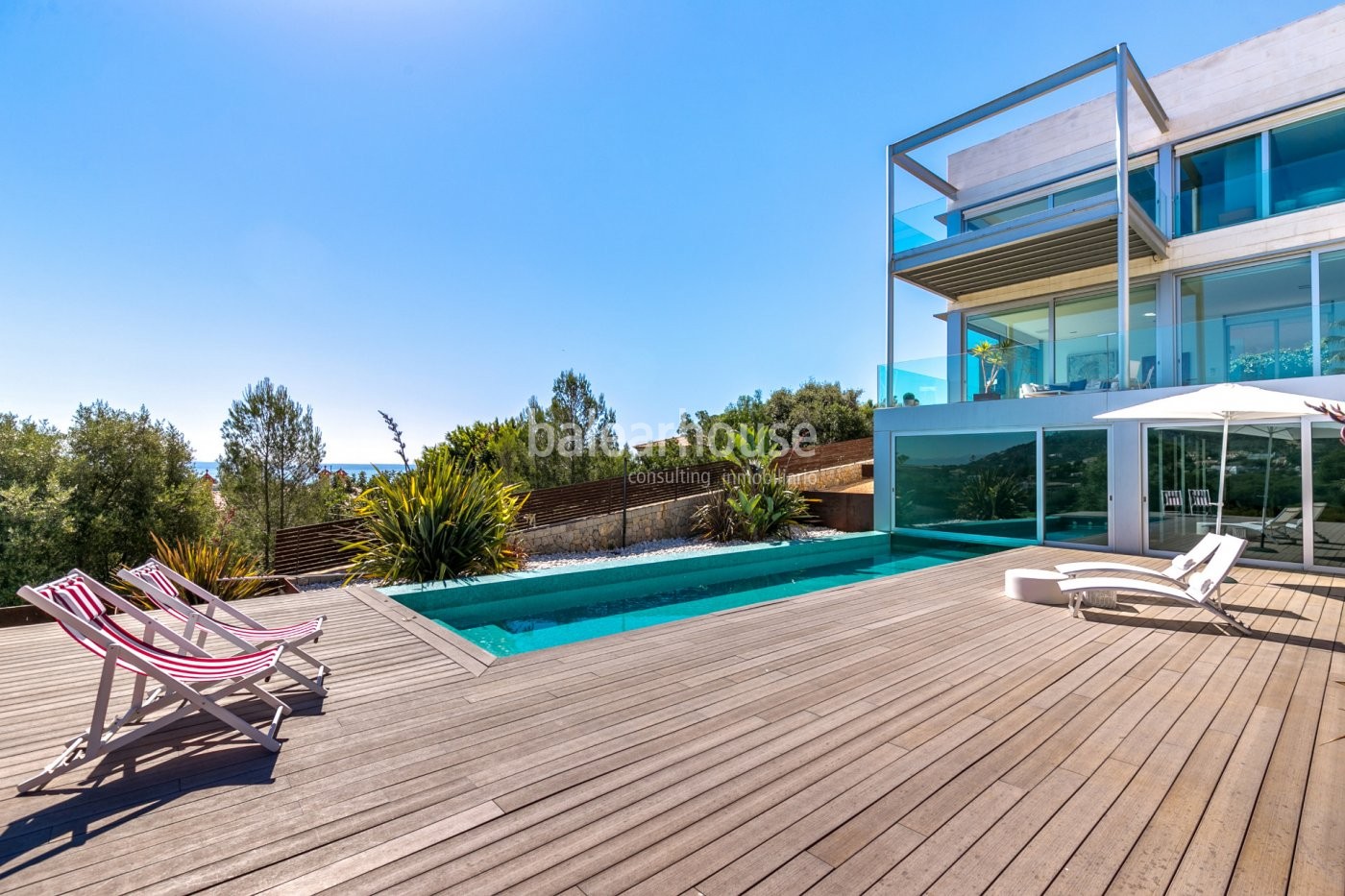 Kontemporäre Villa mit paradiesischem Panoramablick