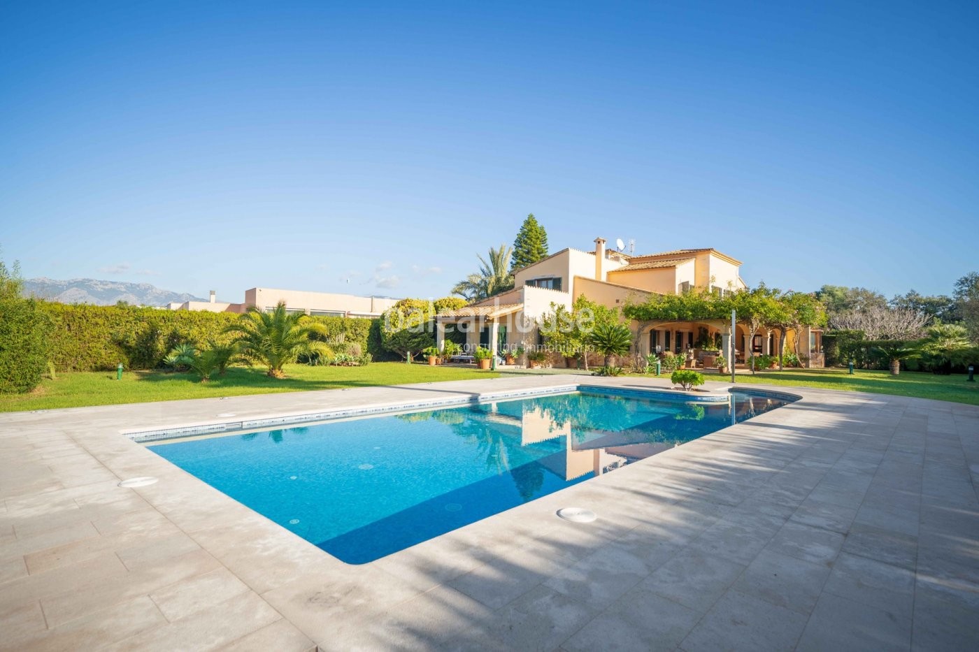 Disfruta de la calidez y de la luz de Mallorca en esta amplia casa con gran piscina y jardín privado