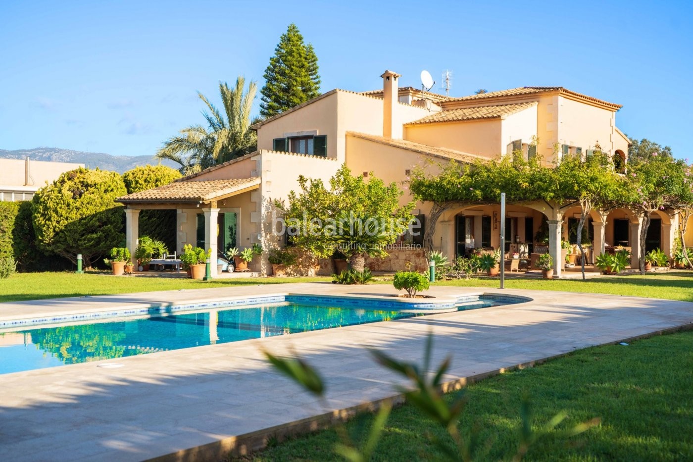 Disfruta de la calidez y de la luz de Mallorca en esta amplia casa con gran piscina y jardín privado