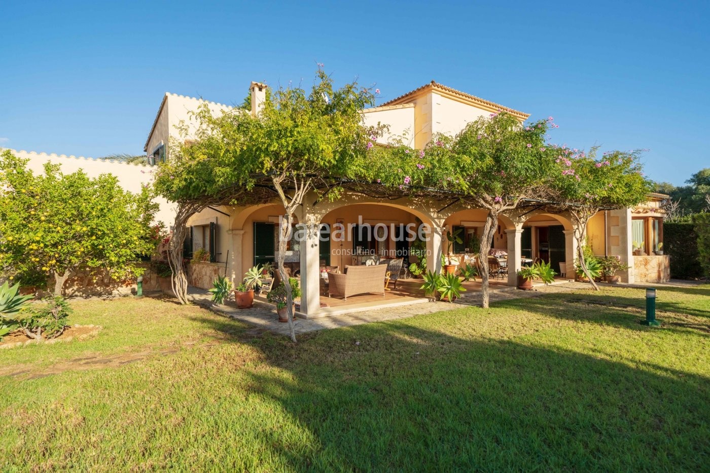 Disfruta de la calidez y de la luz de Mallorca en esta amplia casa con gran piscina y jardín privado