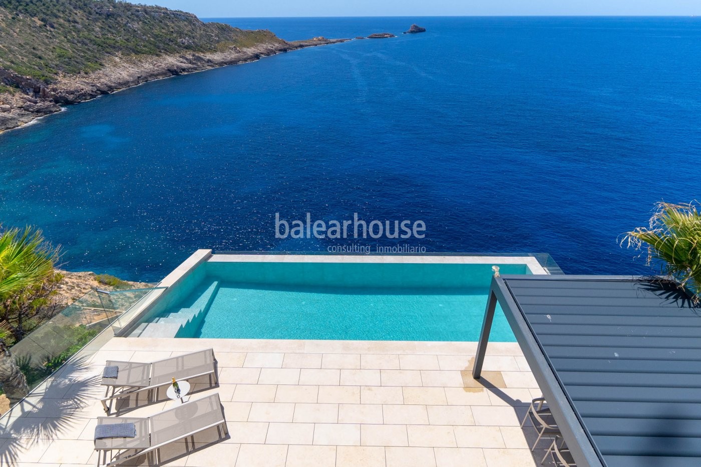 Impresionante villa en primera línea de mar que enmarca unas espectaculares vistas al Mediterráneo.