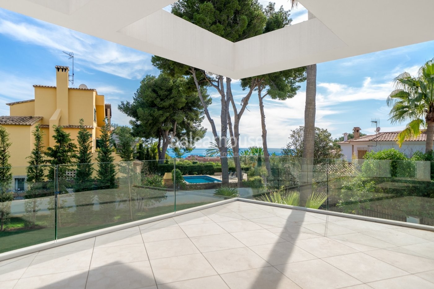 Diseño y espacios llenos de luz en esta villa de obra nueva con vistas hasta el mar en Cas Catalá.