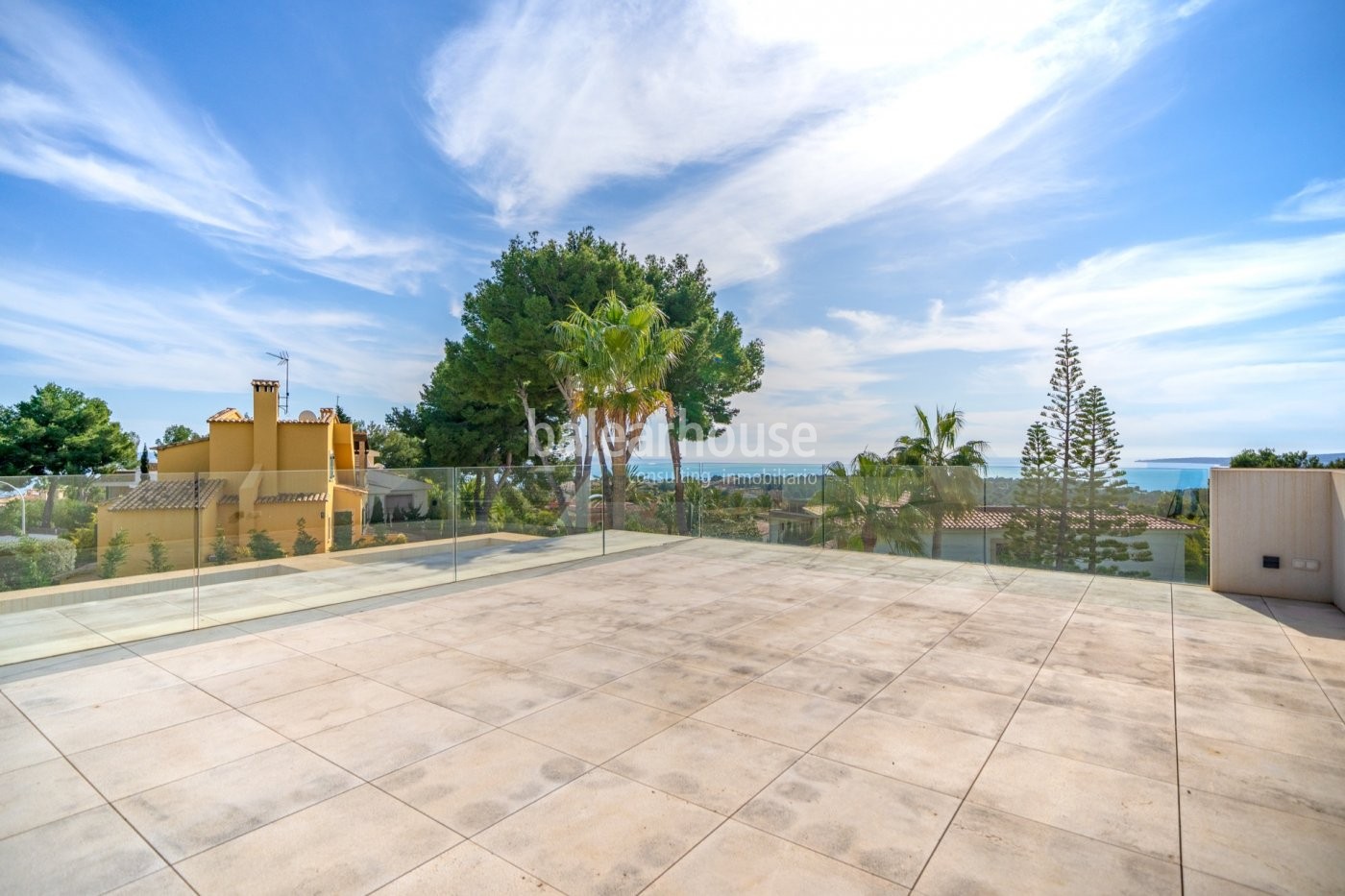Diseño y espacios llenos de luz en esta villa de obra nueva con vistas hasta el mar en Cas Catalá.