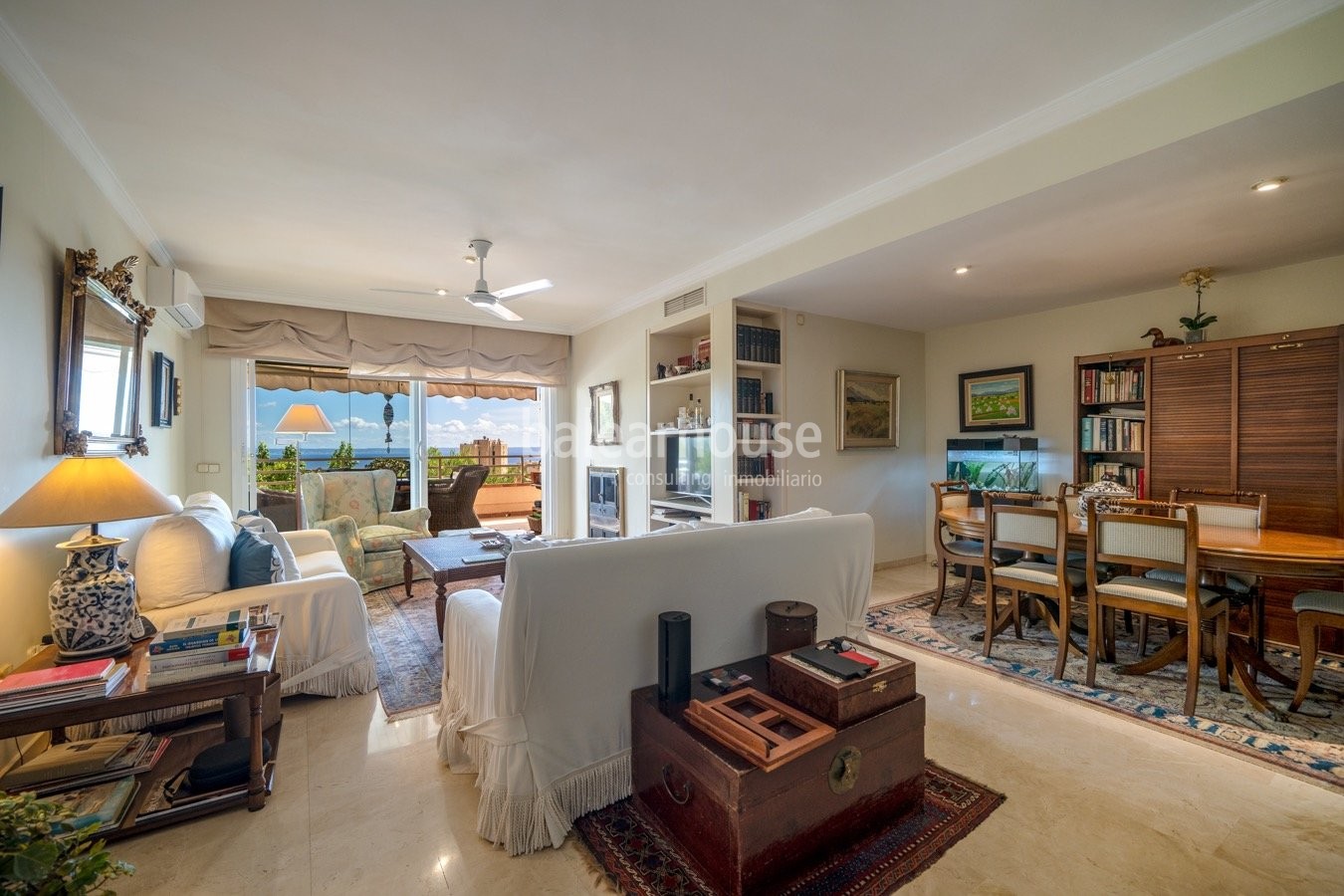 Bonitas vistas al mar en este gran piso con amplia terraza ubicado en Cas Catalá