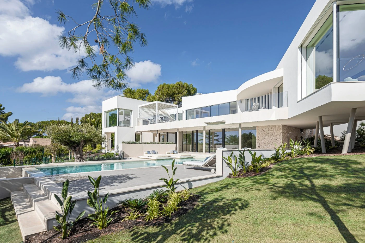 Spectacular recently built designer villa with beautiful sea views.