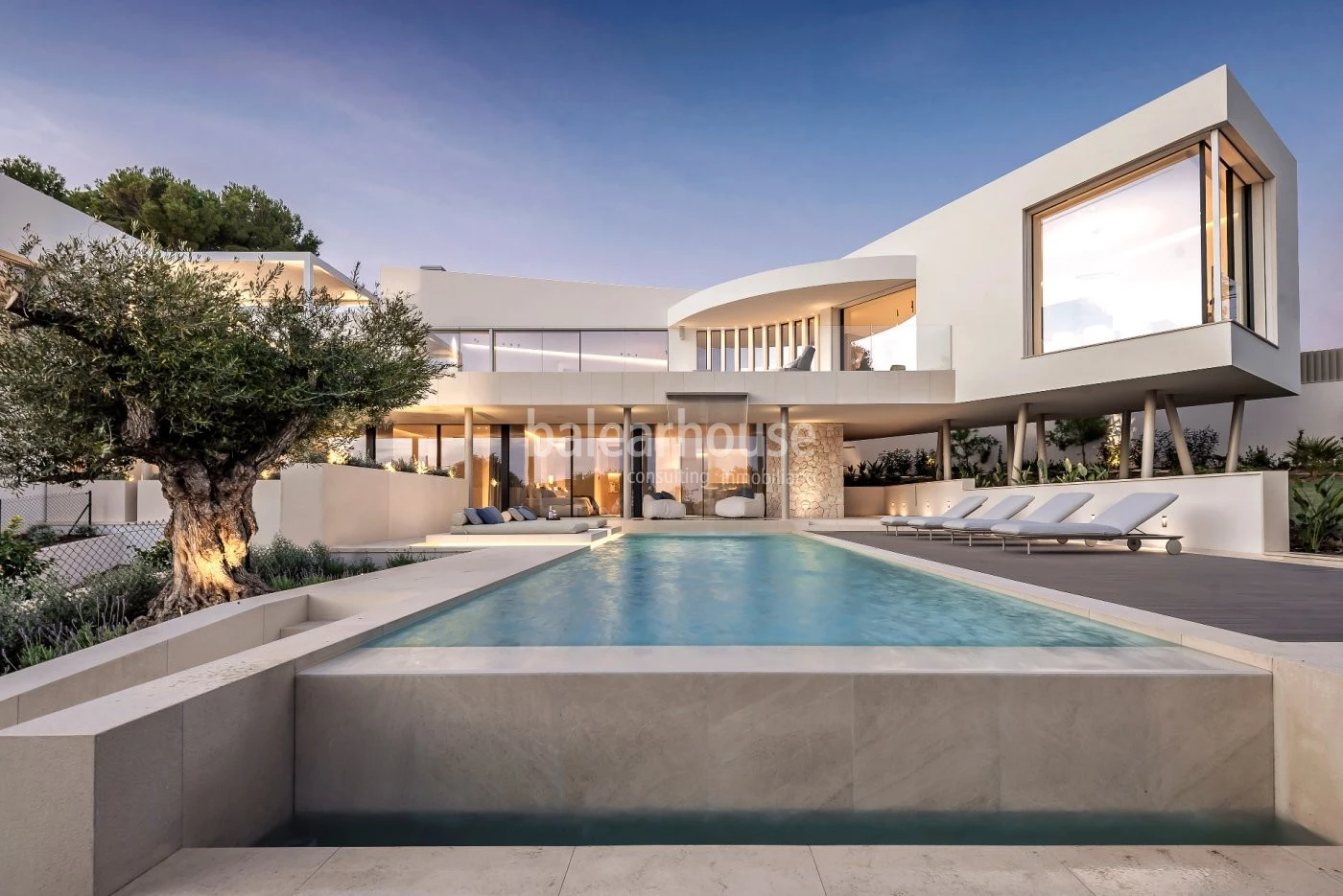 Espectacular villa de diseño recién terminada con preciosas vistas al mar.
