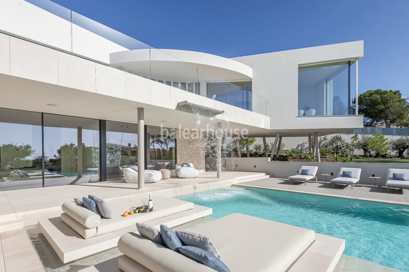 Spektakuläre neu fertiggestellte Designervilla mit wunderschönem Meerblick