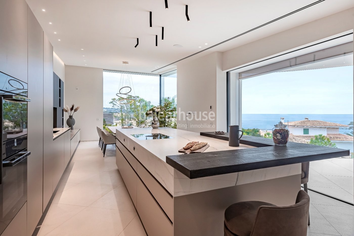 Espectacular villa de diseño recién terminada con preciosas vistas al mar.