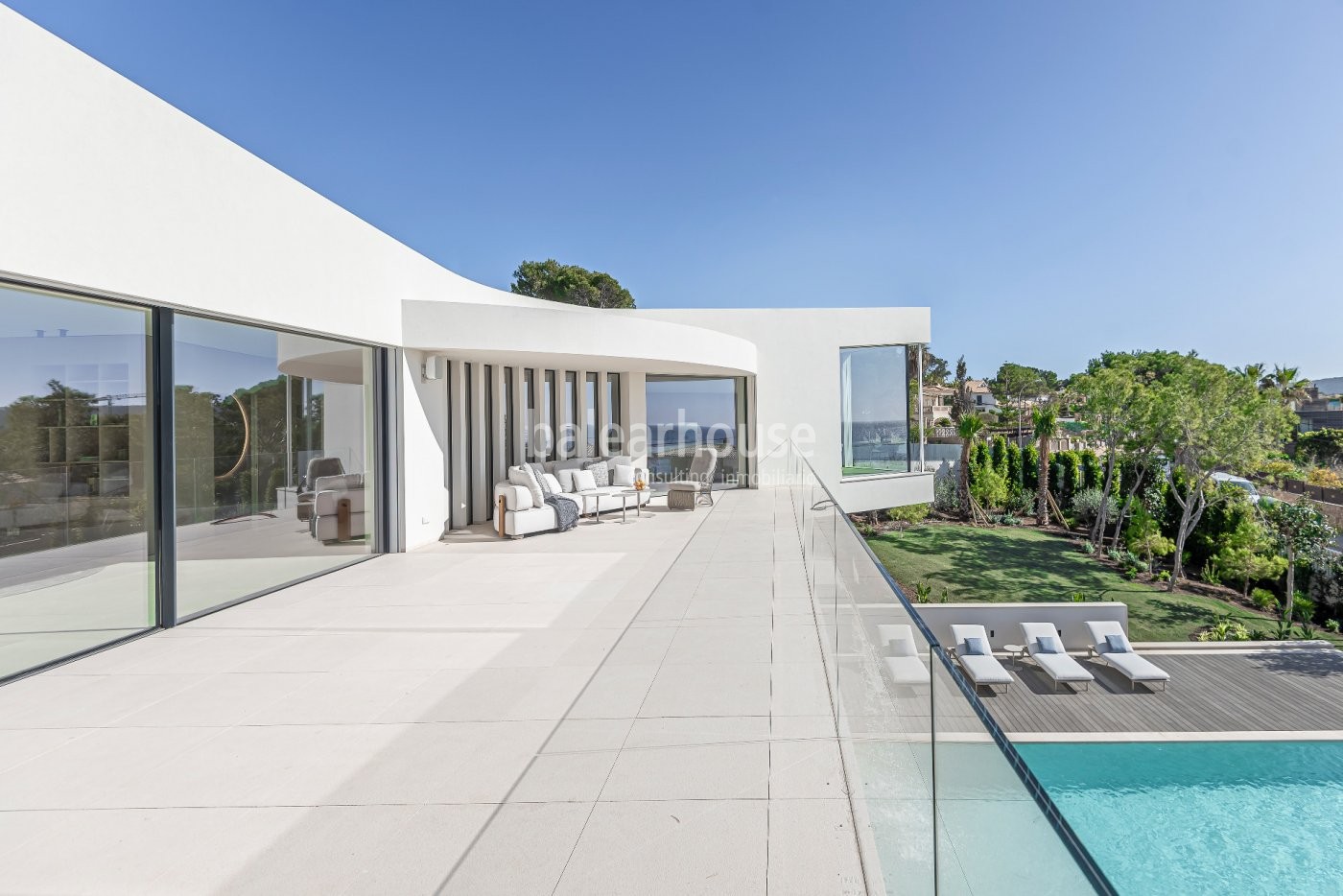 Spectacular recently built designer villa with beautiful sea views.
