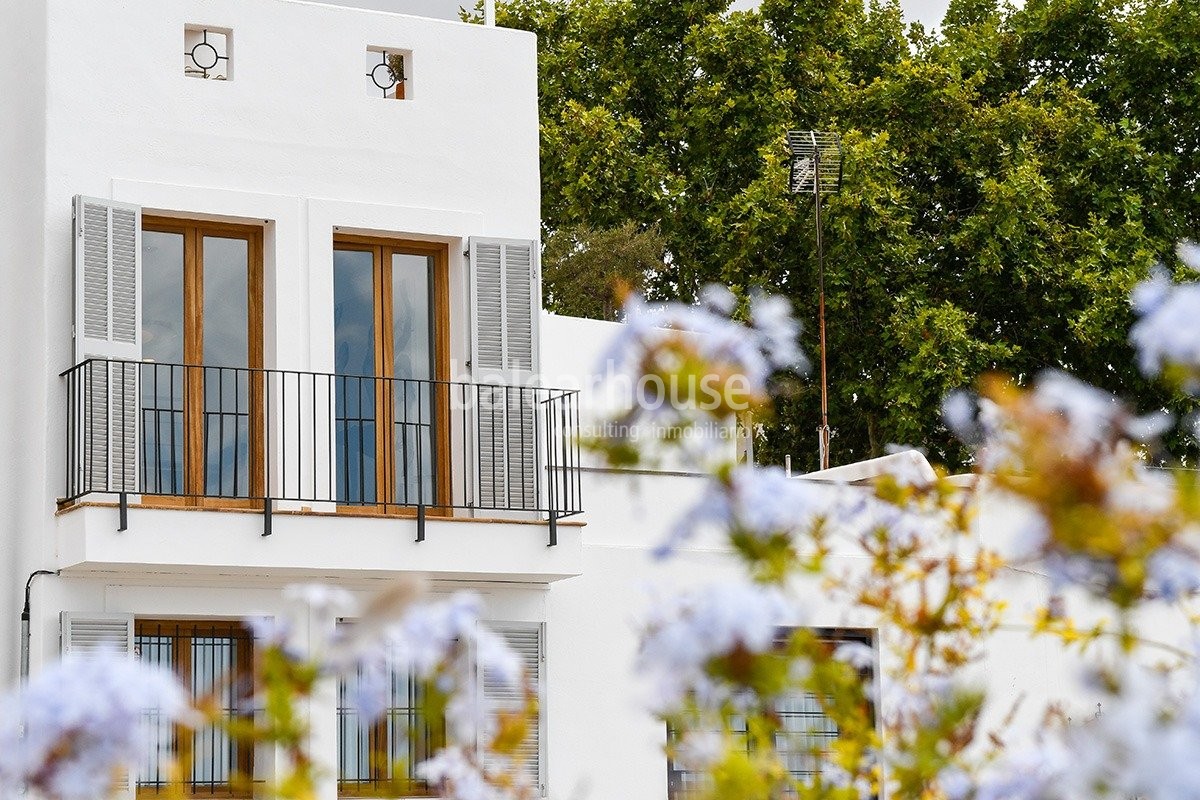 Disfrutar de una casa única en el centro de Palma con piscina privada y privilegiadas vistas al mar.