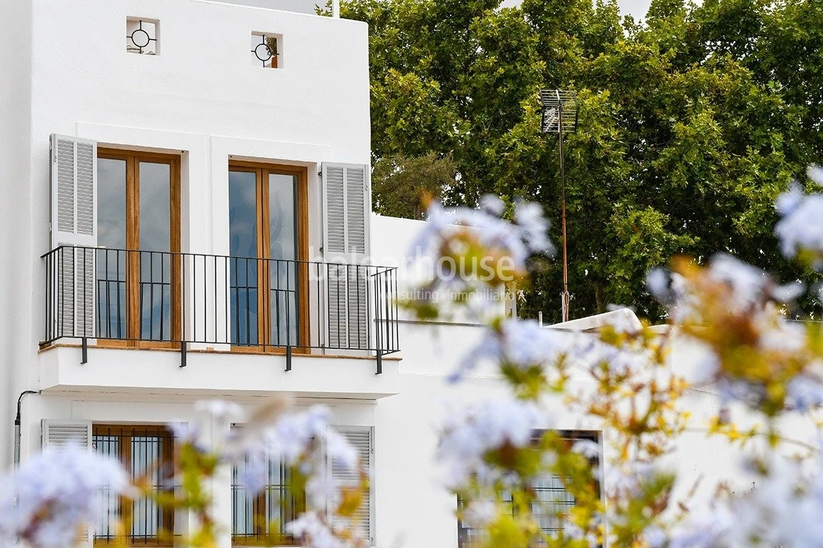 Enjoy a unique house in the centre of Palma with private pool and privileged sea views.