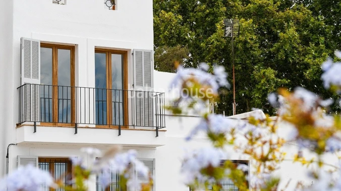 Enjoy a unique house in the centre of Palma with private pool and privileged sea views.
