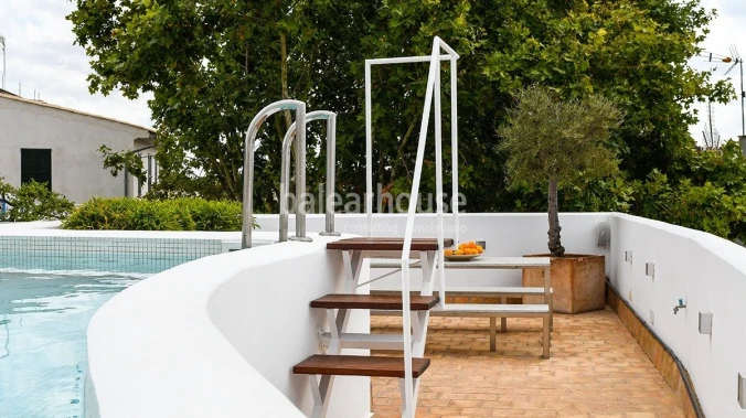 Enjoy a unique house in the centre of Palma with private pool and privileged sea views.