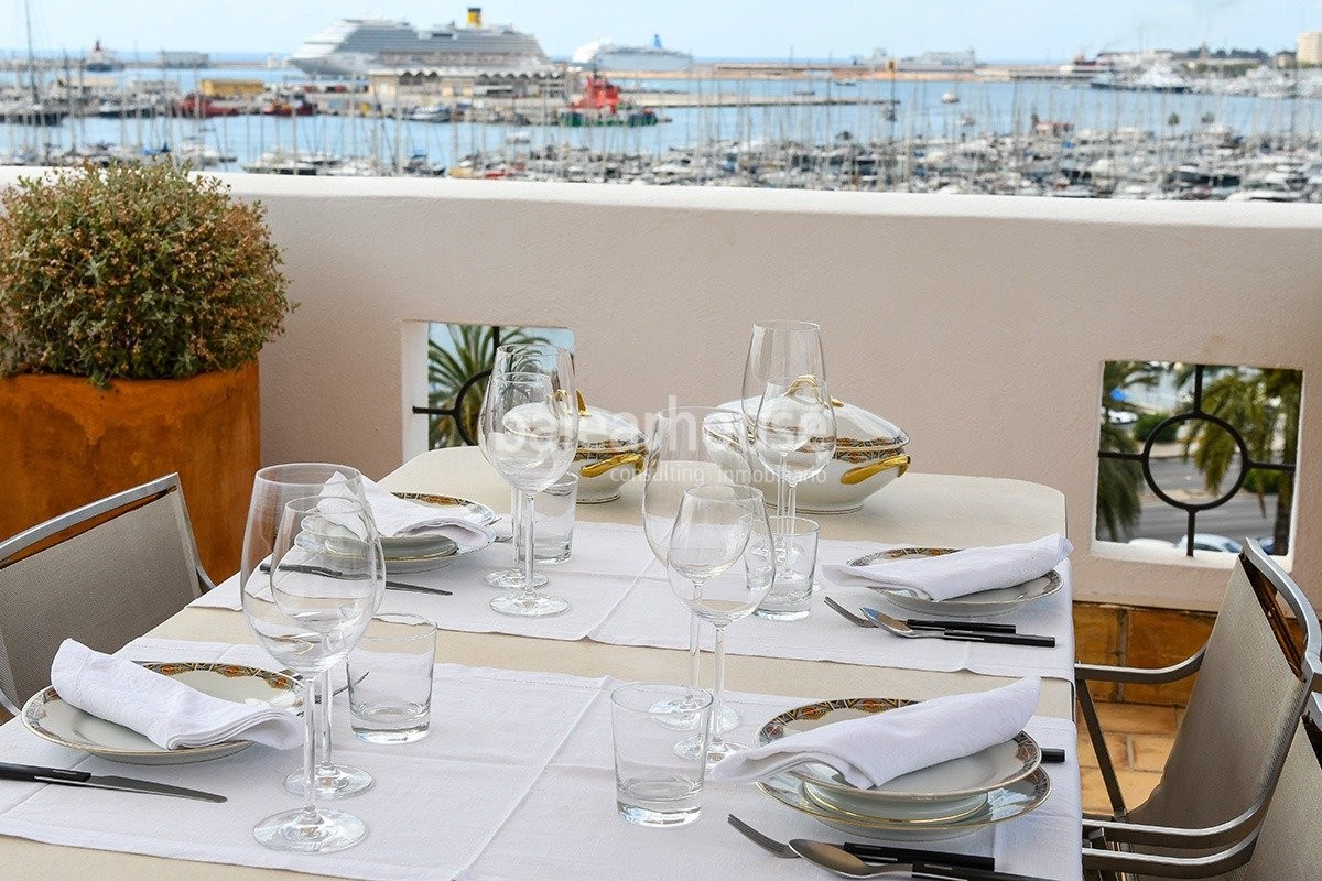 Disfrutar de una casa única en el centro de Palma con piscina privada y privilegiadas vistas al mar.