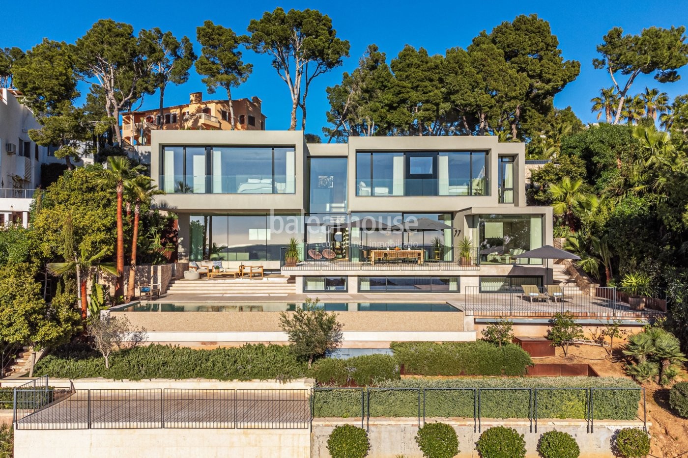 Villa de obra nueva donde el diseño más innovador se une a unas magníficas vistas al mar.