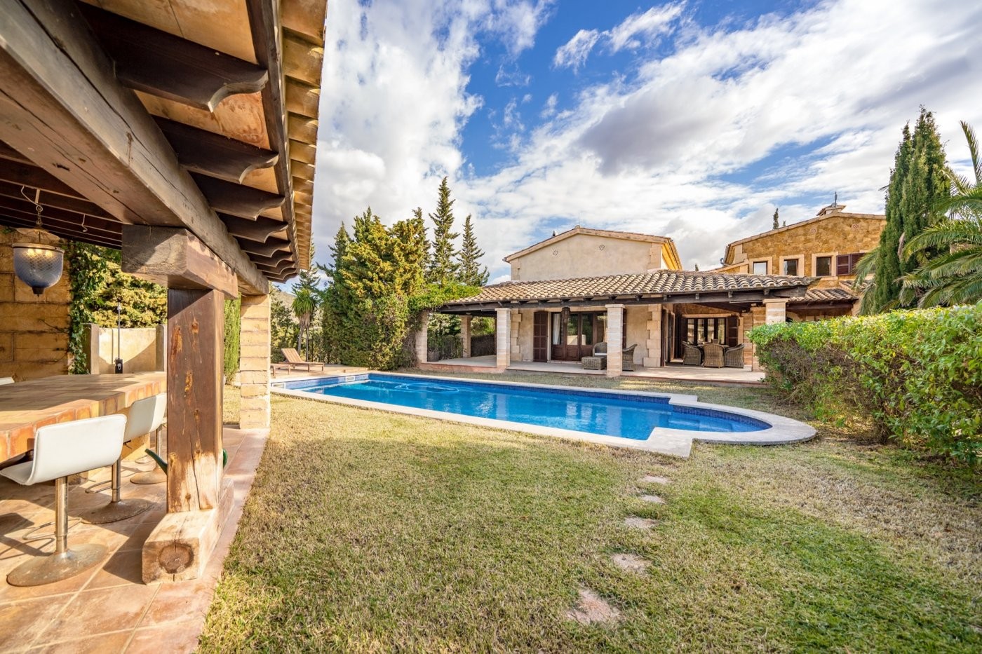 Bonita finca en Establiments llena de encanto con terrazas y jardines para disfrutarla todo el año.
