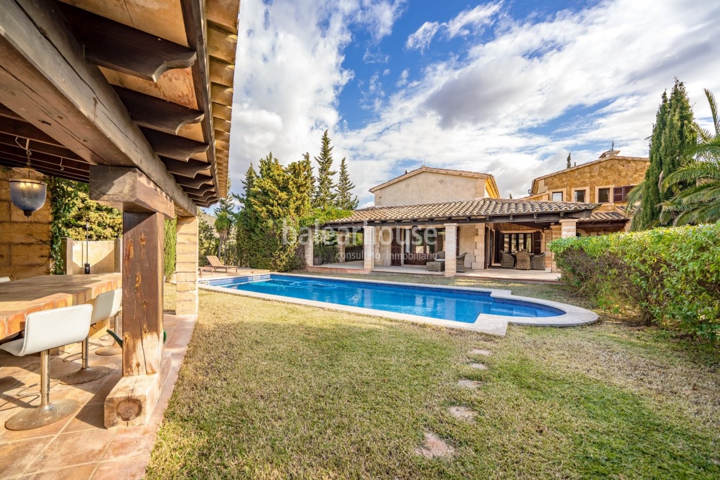 Beautiful property in Establiments full of charm, with terraces and gardens to enjoy all year round.